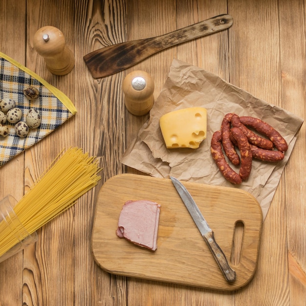 Ingredientes para pasta italiana Espagueti crudo jamón especias