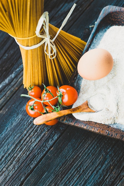 Foto ingredientes de pasta en madera