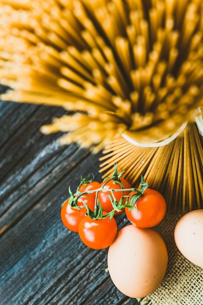 Ingredientes de pasta en madera