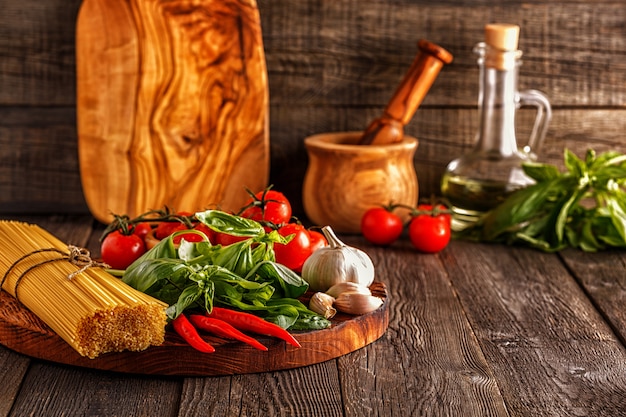 Ingredientes de pasta en una mesa de madera