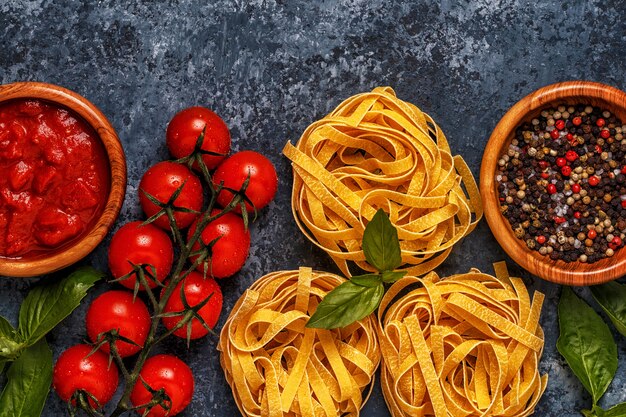 Ingredientes para pasta en una mesa oscura