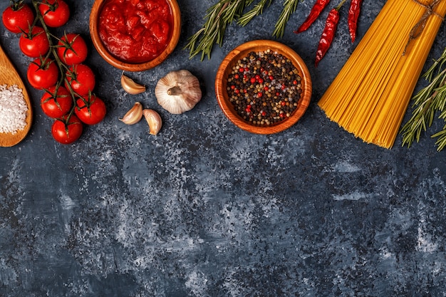 Ingredientes para pasta en una mesa oscura