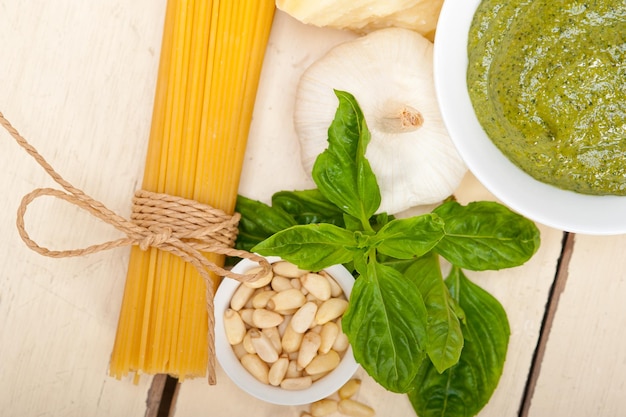 Ingredientes de pasta de pesto de albahaca tradicional italiana