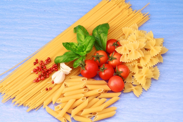 Ingredientes para pasta con salsa de tomate.