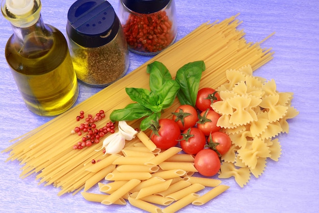 Ingredientes para pasta con salsa de tomate.