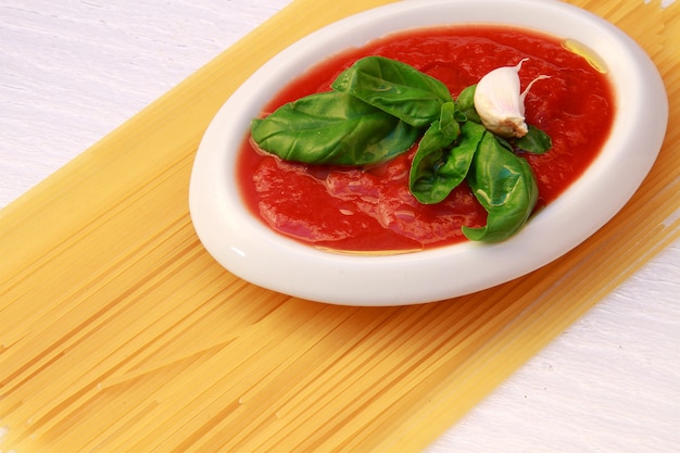 Ingredientes para pasta con salsa de tomate.