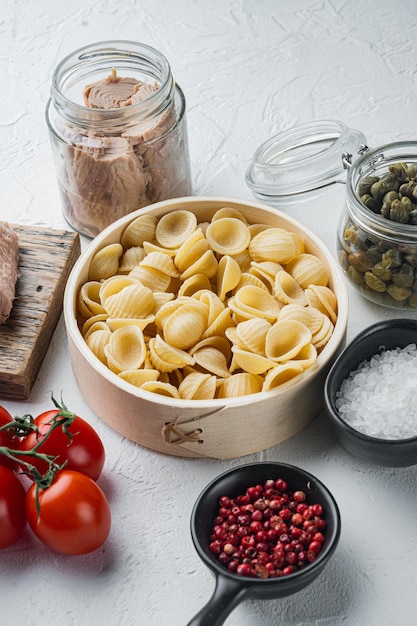 Ingredientes de pasta de sémola de atún, sobre fondo blanco.