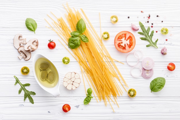 Ingredientes para las pastas caseras en el fondo de madera.