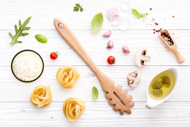 Ingredientes para las pastas caseras en el fondo de madera.