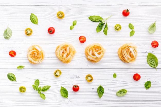 Ingredientes para las pastas caseras en el fondo de madera.