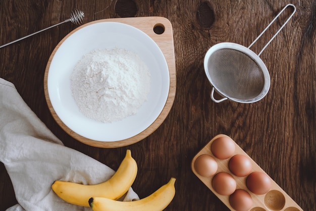 Ingredientes para pastel de mantequilla en mesa de madera