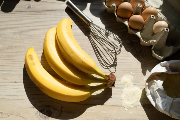 Foto ingredientes para pastel de plátano vista de arriba en la mesa de madera