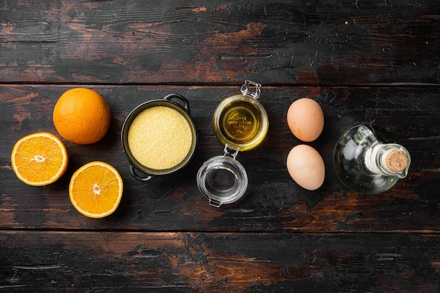 Ingredientes de pastel de polenta con huevos y miel en la vista superior del fondo de la mesa de madera oscura vieja plana con espacio de copia para texto