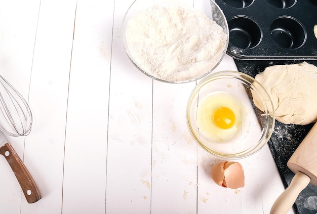 Ingredientes de pastelería para cocinar, incluidas la harina y los huevos