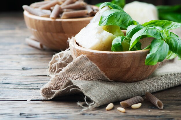 Ingredientes para pesto italiano con albahaca y queso