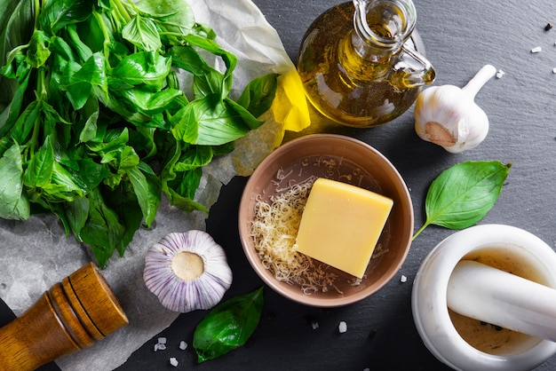 Ingredientes de pesto en una mesa de cocina