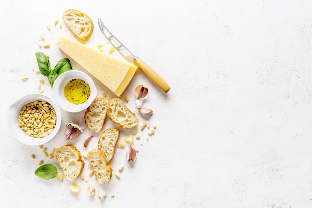 Ingredientes para pesto y pan chiabatta.