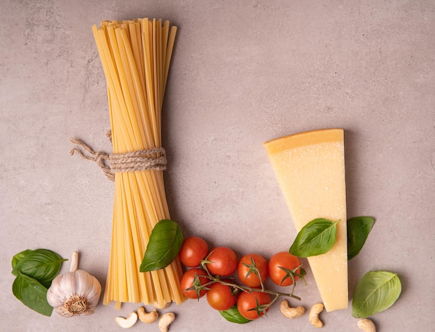 Ingredientes de pesto de pasta para pesto de salsa vegetariana verde con albahaca, parmesano, nueces y aceite de oliva pasta tradicional mediterránea