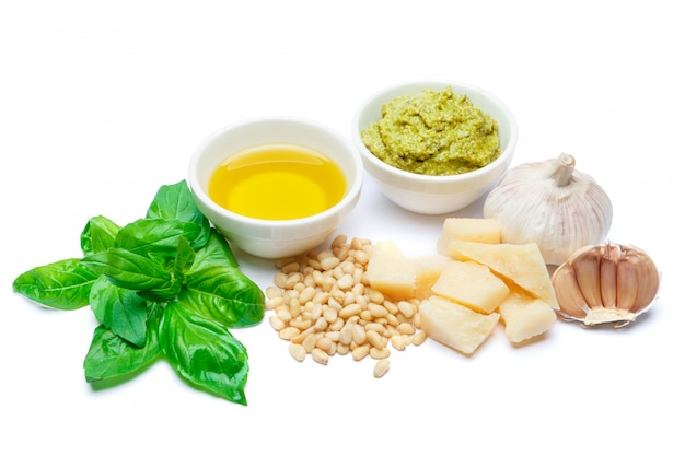 Ingredientes para pesto de salsa italiana tradicional en mesa blanca