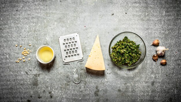 Ingredientes para pesto. Sobre la mesa de piedra.