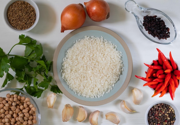 Ingredientes para pilaf vegetariano con garbanzos sobre fondo blanco