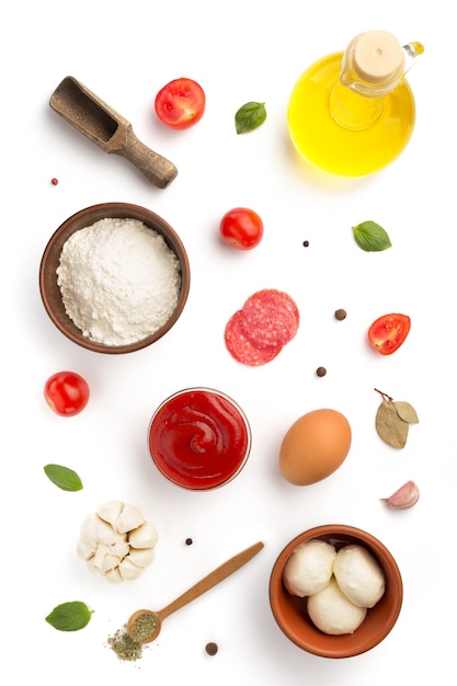 Ingredientes de pizza aislados en blanco