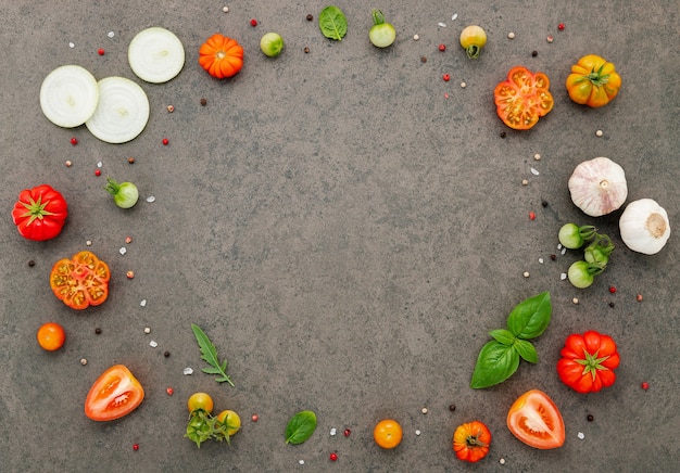 Los ingredientes para la pizza casera sobre fondo de piedra oscura.