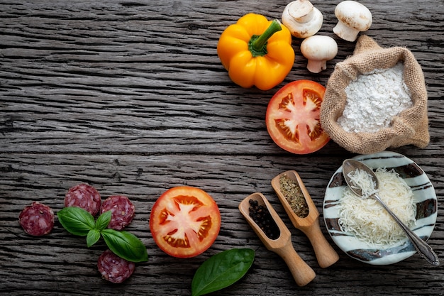 Foto los ingredientes para pizza casera.