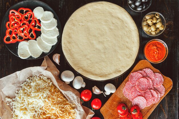 Ingredientes de pizza cruda