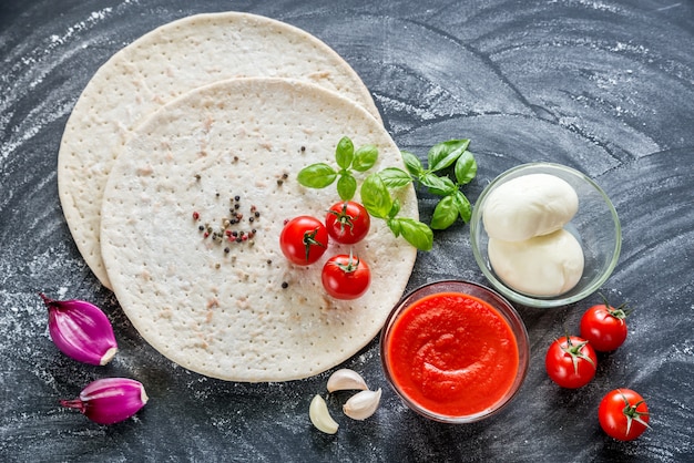 Ingredientes de pizza en el fondo de madera oscura