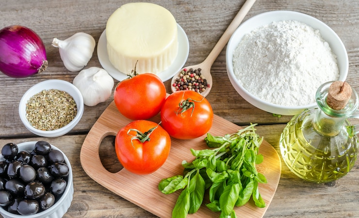 Foto ingredientes para pizza en el fondo de madera