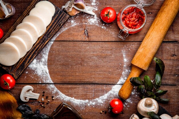 Ingredientes de la pizza en madera