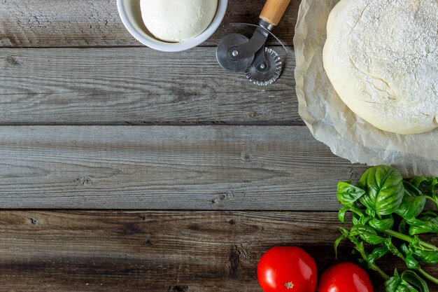 Ingredientes para pizza. Masa, tomate, mozzarella, albahaca. Cocina italiana.