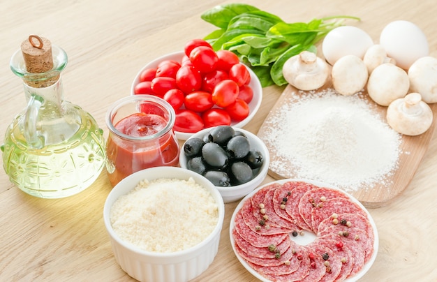 Ingredientes para pizza en la mesa de madera