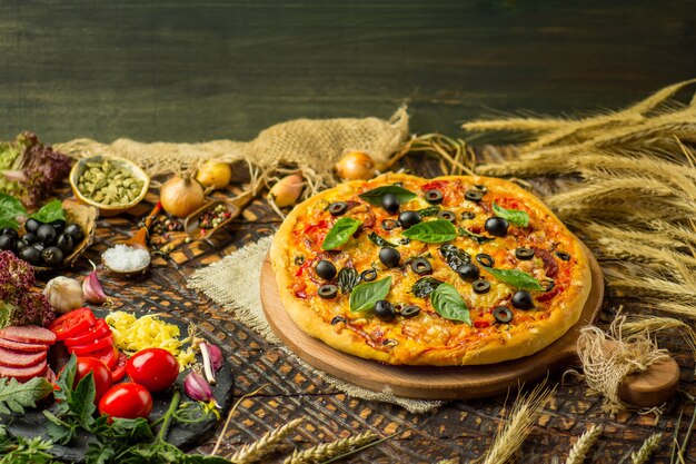 Ingredientes de pizza en la mesa