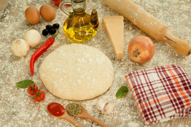 Ingredientes para una pizza vegetariana.