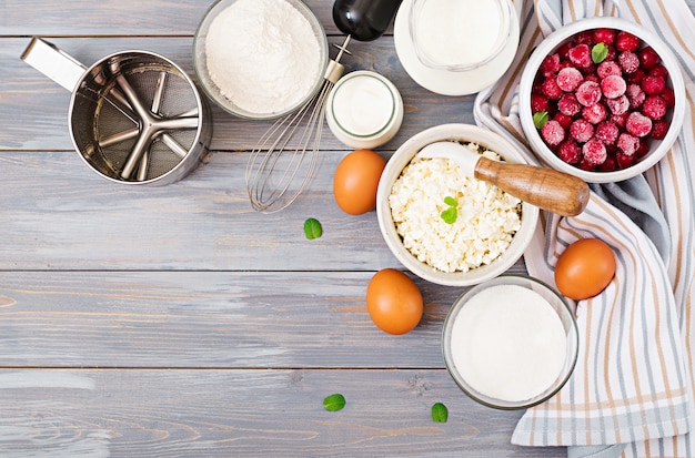 Ingredientes para la preparación de cazuela de requesón con cerezas. Desayuno sabroso Vista superior