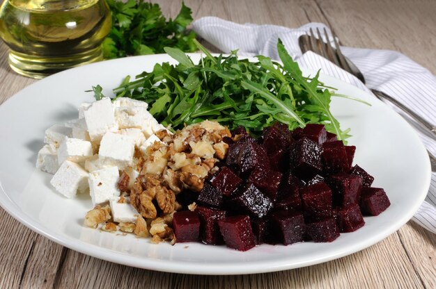 Ingredientes para la preparación de ensalada a partir de remolacha asada, rúcula, queso feta y nueces.