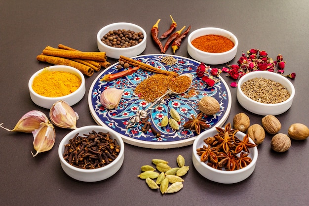 Ingredientes para la preparación de especias orientales Ras el Hanout