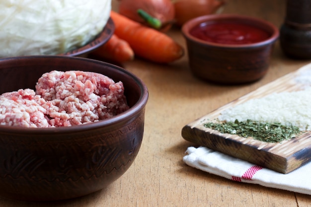 Ingredientes para la preparación de un plato tradicional moldavo o rumano de col rellena.