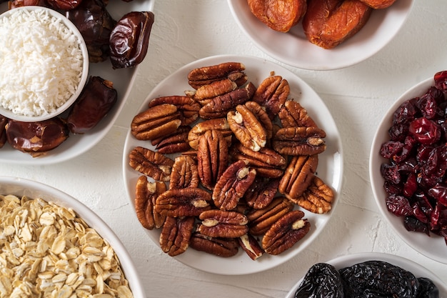 Ingredientes para preparar bolas de energía en blanco.