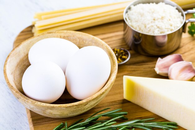 Ingredientes para preparar pasta pangrattato con huevos crujientes.