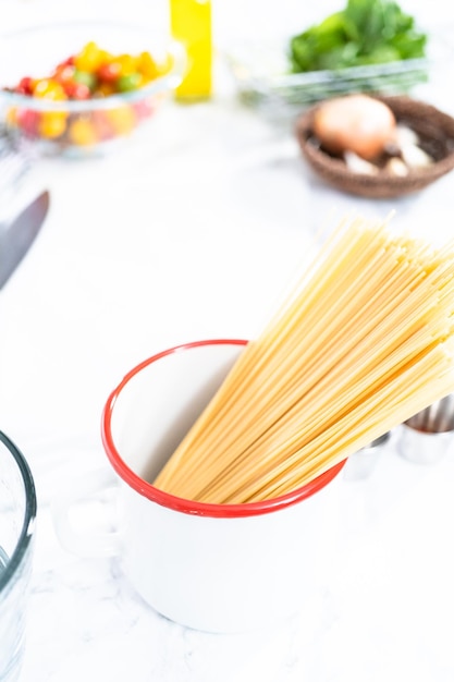 Ingredientes para preparar pasta vegetariana en una olla.