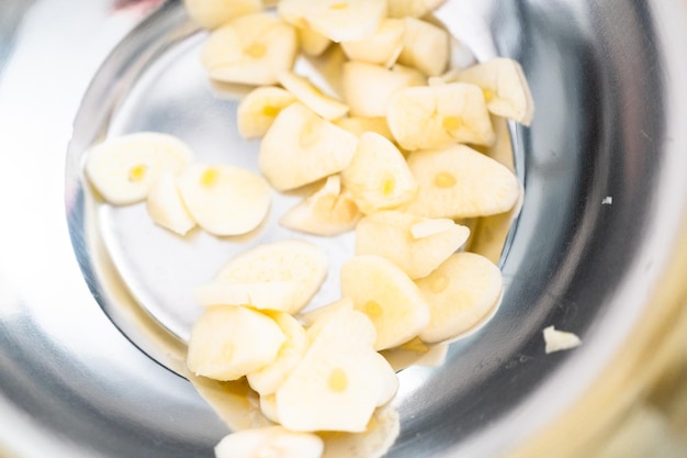 Ingredientes para preparar pasta vegetariana en una olla.