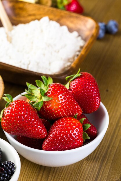 Ingredientes para preparar tarta de frutas frescas.