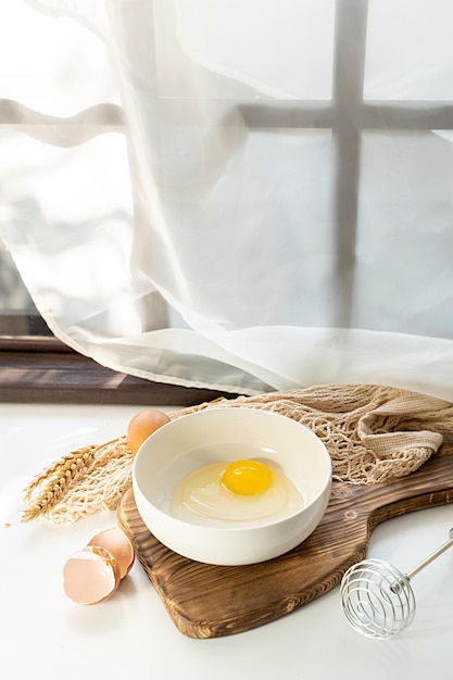 ingredientes del proceso de elaboración de tortillas huevos y leche en la mesa