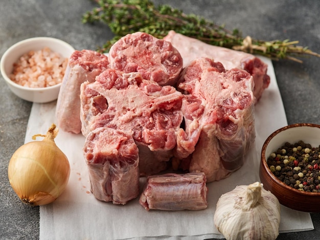 Ingredientes para rabo de buey asado sureño Rabo de res crudo cebolla ajo y otros ingredientes utilizados para hacer rabo de buey estofado y salsa