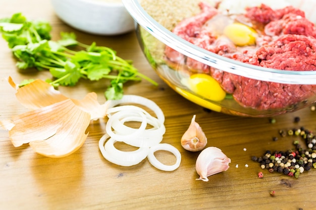 Ingredientes para receta de albóndigas en la mesa.