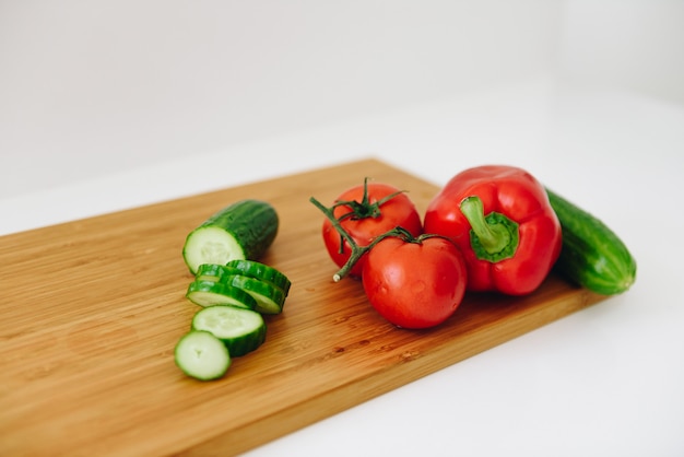 Ingredientes recién lavados para una ensalada: pimiento, tomate, pepino - vegetales saludables