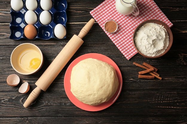 Ingredientes para rollos de canela en la mesa de la cocina